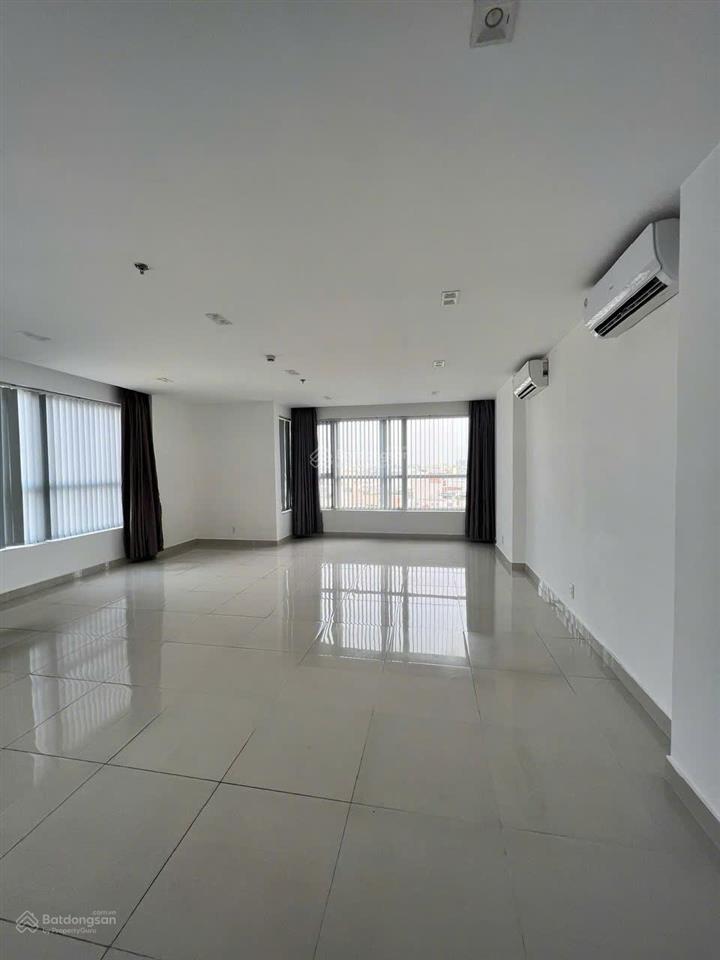 Chính chủ bán căn hộ 1pn tại sky center 5b phổ quang khu sân bay, diện tích 43m2  giá bán 3,3 tỷ