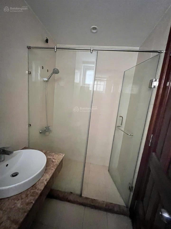 Chính chủ bán căn hộ 1pn tại sky center 5b phổ quang khu sân bay, diện tích 43m2  giá bán 3,3 tỷ