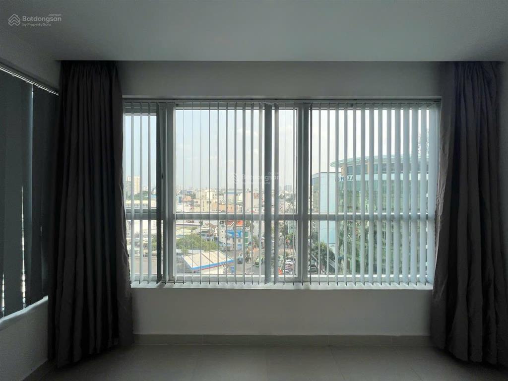 Chính chủ bán căn hộ 1pn tại sky center 5b phổ quang khu sân bay, diện tích 43m2  giá bán 3,3 tỷ