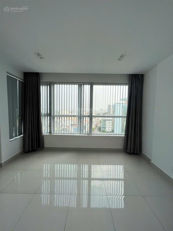 Chính chủ bán căn hộ 1pn tại sky center 5b phổ quang khu sân bay, diện tích 43m2  giá bán 3,3 tỷ