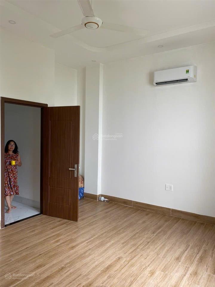 Bán nhà đẹp mới 99% xd 3 lầu kiên cố, tặng nội thất xịn. giá 7,5 tỷ bao công chứng  sang tên