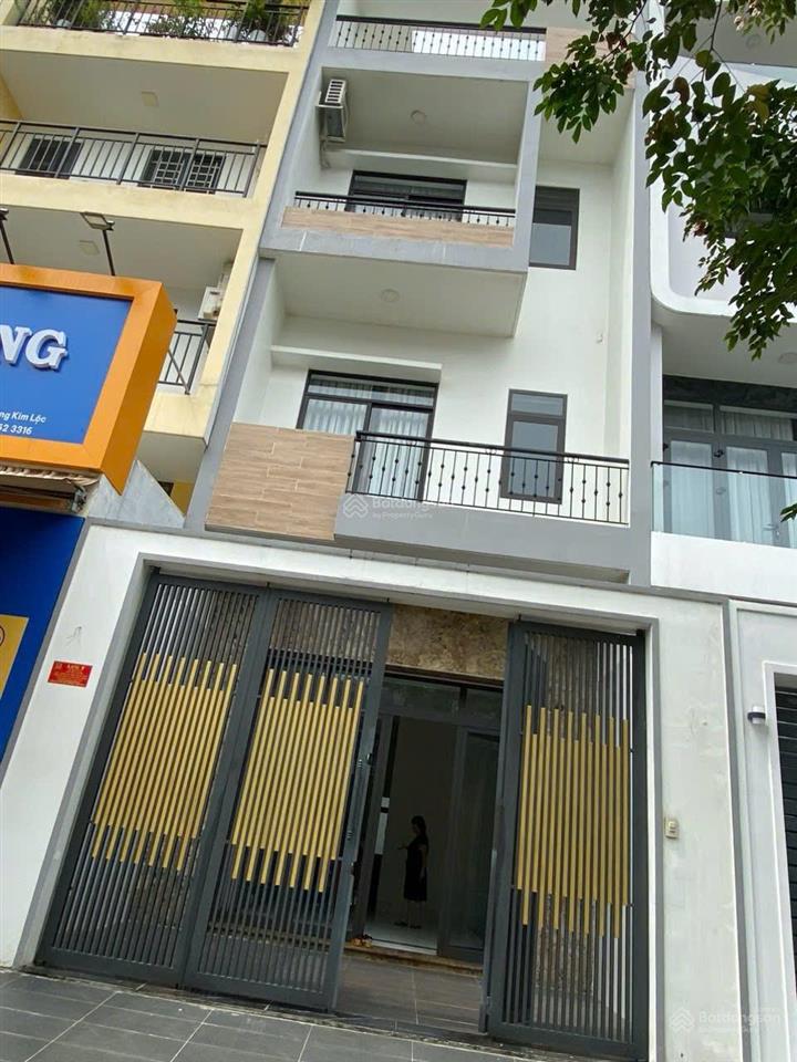 Bán nhà đẹp mới 99% xd 3 lầu kiên cố, tặng nội thất xịn. giá 7,5 tỷ bao công chứng  sang tên