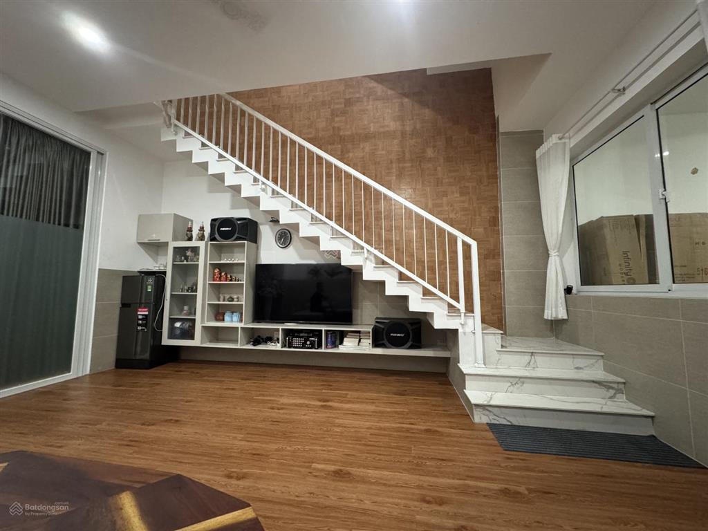 Bán nhà mới đẹp tặng full nội thất, xây dựng 3 lầu kiên cố sát bên kdc dương hồng, mizuki, camelia