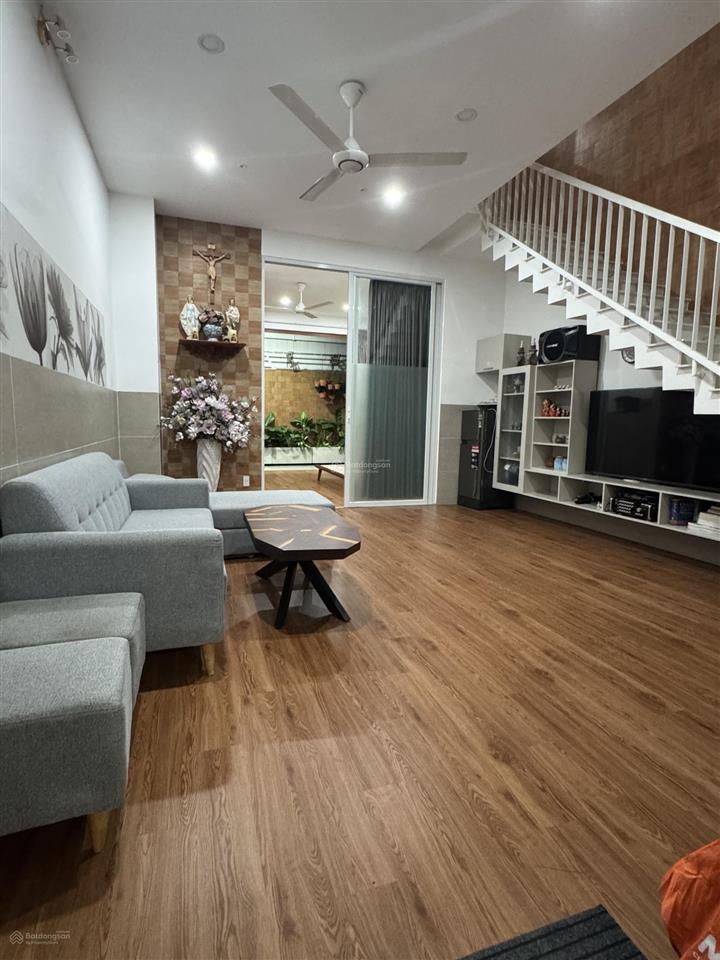 Bán nhà mới đẹp tặng full nội thất, xây dựng 3 lầu kiên cố sát bên kdc dương hồng, mizuki, camelia