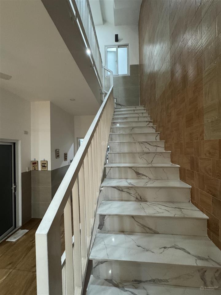 Bán nhà mới đẹp tặng full nội thất, xây dựng 3 lầu kiên cố sát bên kdc dương hồng, mizuki, camelia