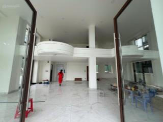 Hoa hậu, cho thuê mặt tiền nhận diện thương hiệu trần quý kiên và tạ hiện. dt 304m2 hầm 3 tầng