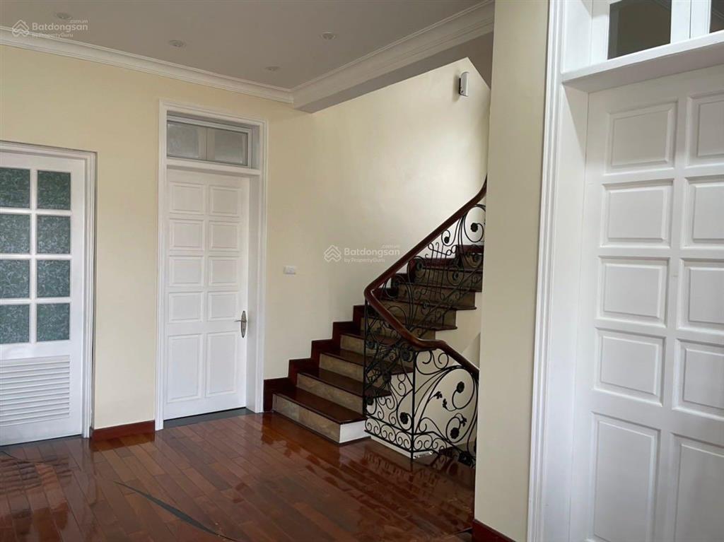 Chính chủ bán biệt thự ciputra 180m2, nội thất đầy đủ, view đẹp hướng đẹp, giá trao đổi trực tiếp