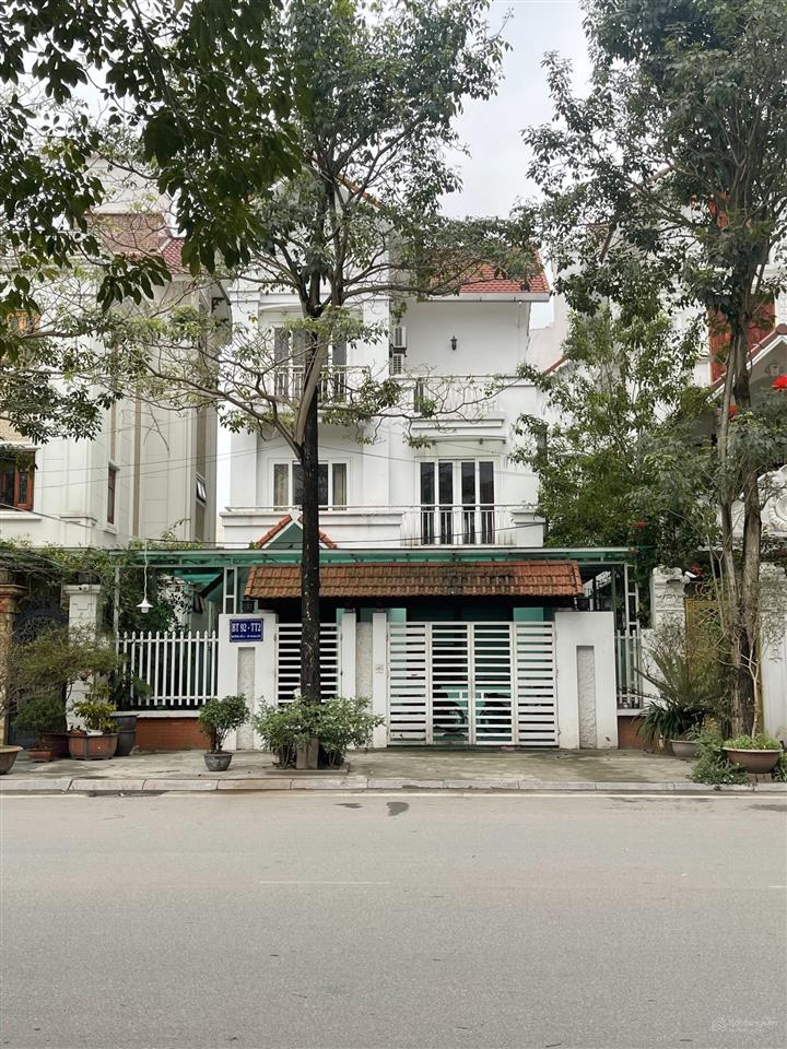 Bán biệt thự mặt hồ thành phố giao lưu, hướng nam, 2 mặt tiền, vị trí đẹp, kinh doanh tốt, ở sướng