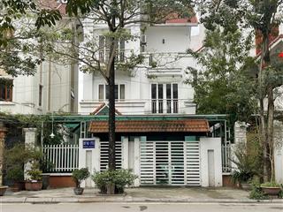 Bán biệt thự mặt hồ thành phố giao lưu, hướng nam, 2 mặt tiền, vị trí đẹp, kinh doanh tốt, ở sướng