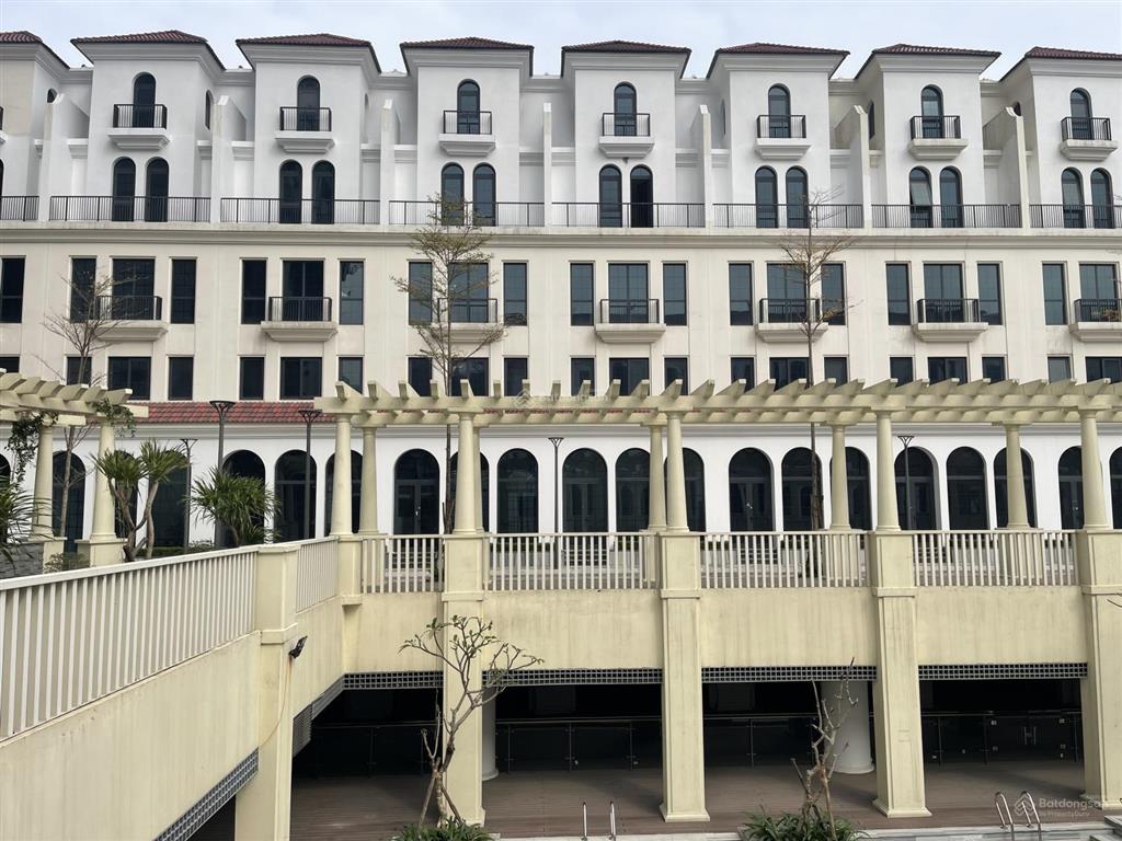 Bán liền kề sunshine golden river 2 mặt tiền, 5 tầng 1 hầm, view bể bơi đẹp, đường kết nối 30m