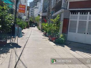 Bán nhà cũ góc hẻm ô tô quay đầu, cách biển 200m. nha trang 150tr /m2.