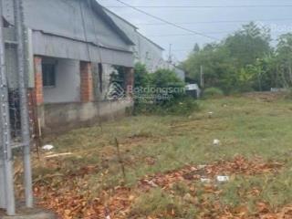 Cần bán lô đất ngay ubnd phước hậu , long an , mặt đường 835b , đất sổ hồng riêng chỉ 620tr .