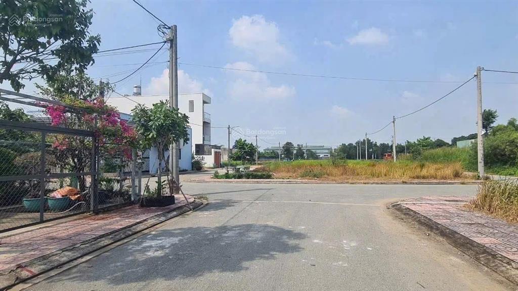 Cần bán gấp lô đất ngay chợ long hựu đông , cần đước , giá bao chi phí 550tr , thổ cư , sổ đất đủ.