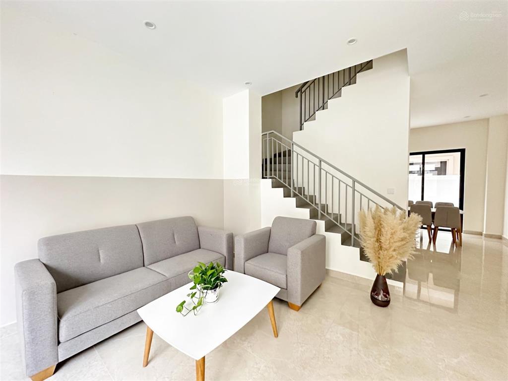 Cho thuê phân khu san hô nhà 2 tầng mới tinh, không khí mát mẻ, gần vincom