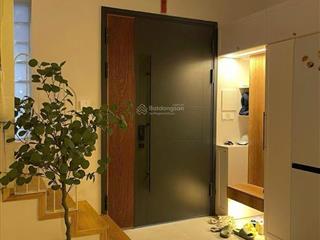 Nhà đẹp full nt, ngõ thông, oto tránh, sát hồ điều hoà , thoáng sáng. dt 30m 5t mt 4.1m giá 7,5 tỷ