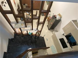 30m ra phố, nhà đẹp dân xây ở ngay, ngõ thông, ba gác, trước nhà sân rộng.dt 35m 4t mt4,2m giá9,8ty
