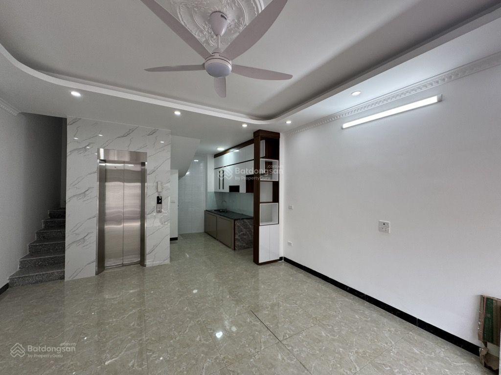 Siêu phẩm nhà long biên thang máy xịn sò 6 tầng mới kính coong ngõ thông di chuyển thuận tiện