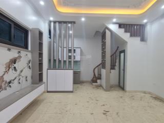 5.6 tỷ. nhà rất mới 35m2, 5 tầng. ô tô đỗ cửa. ngõ rộng 4m thông thoáng. 100m ra chợ. dân trí cao