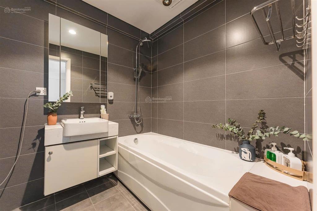 Gấp! chuyển công tác bán nhanh căn 2pn 5.12 tỷ tầng 19 hướng mát. để lại full nội thất cao cấp