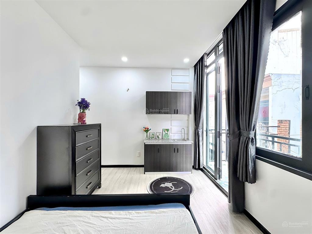 Studio ban công đầy đủ nội thất ở ngã tư bảy hiền