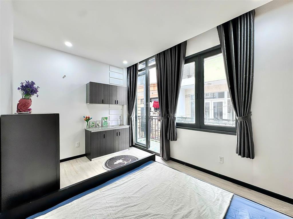 Studio ban công đầy đủ nội thất ở ngã tư bảy hiền