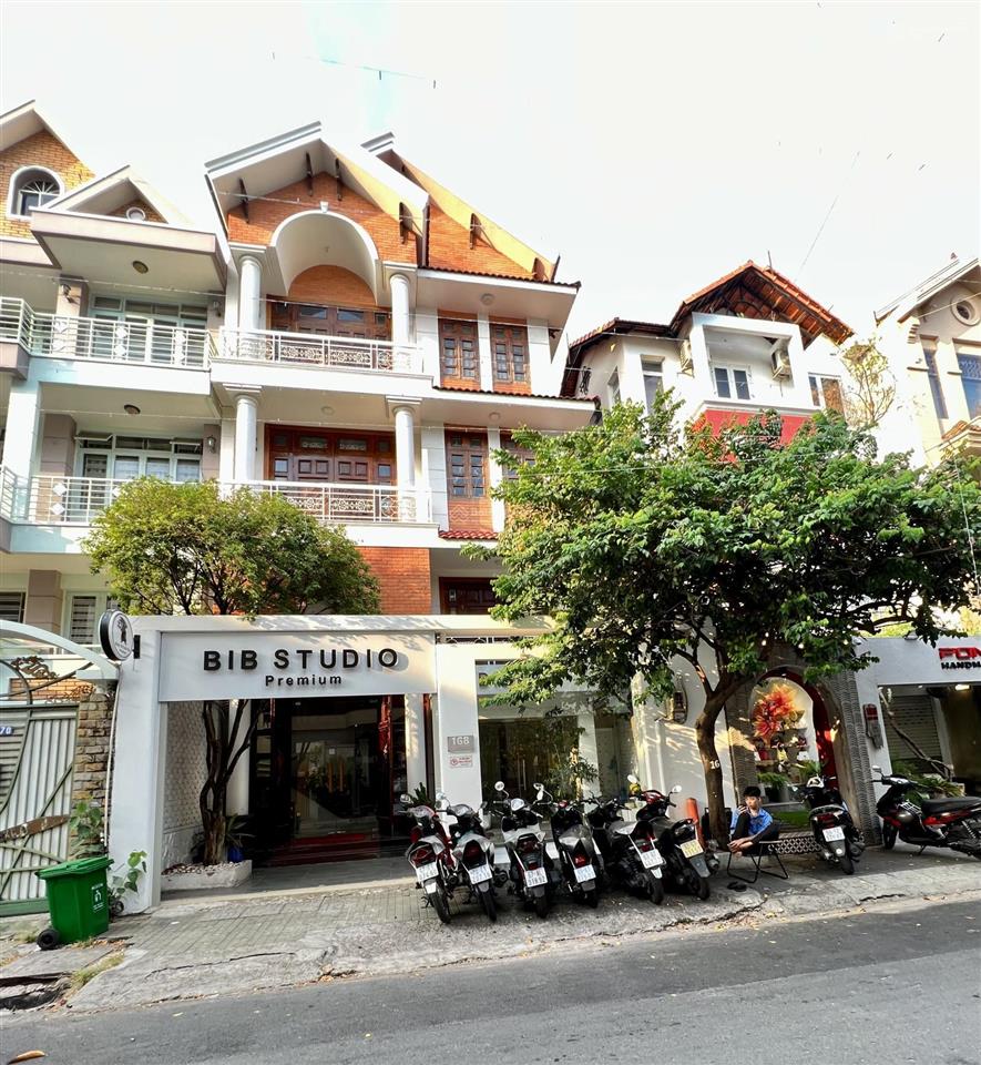 Bán biệt thự mặt tiền đường hoa khu phan xích long dt 8x18  xd hầm 4 tầng  giá 46 tỷ