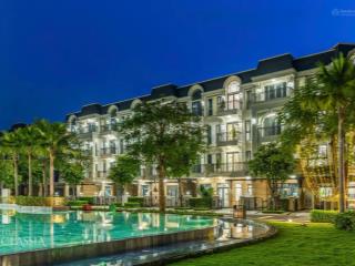 Bán gấp nhà phố góc, cạnh công viên, gần cổng, ngang 8m  nhà sẵn, sổ sẵn, khu compound an ninh