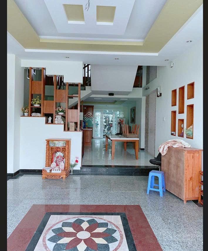 Cho thuê nhà nguyên căn 3 lầu  4pn 4wc full nội thất như hình ở kdc 13e intresco đường lớn 14m