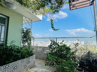 Penthouse thông tầng 188m2 + sân vườn 20m, view về các quận trung tâm thành phố.