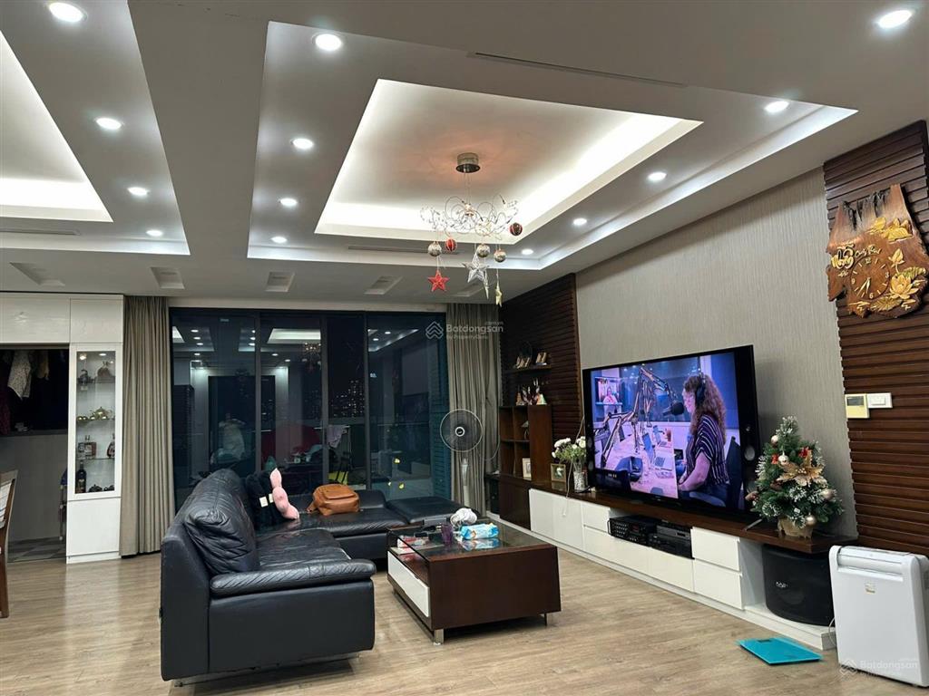 Mình cần bán căn golden land 96m2, 2 phòng ngủ, giá tốt 6.5 tỷ, có slot ô tô