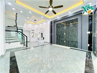 Nhà phố 3 tầng, rộng đẹp, sân chung rộng rãi, an ninh