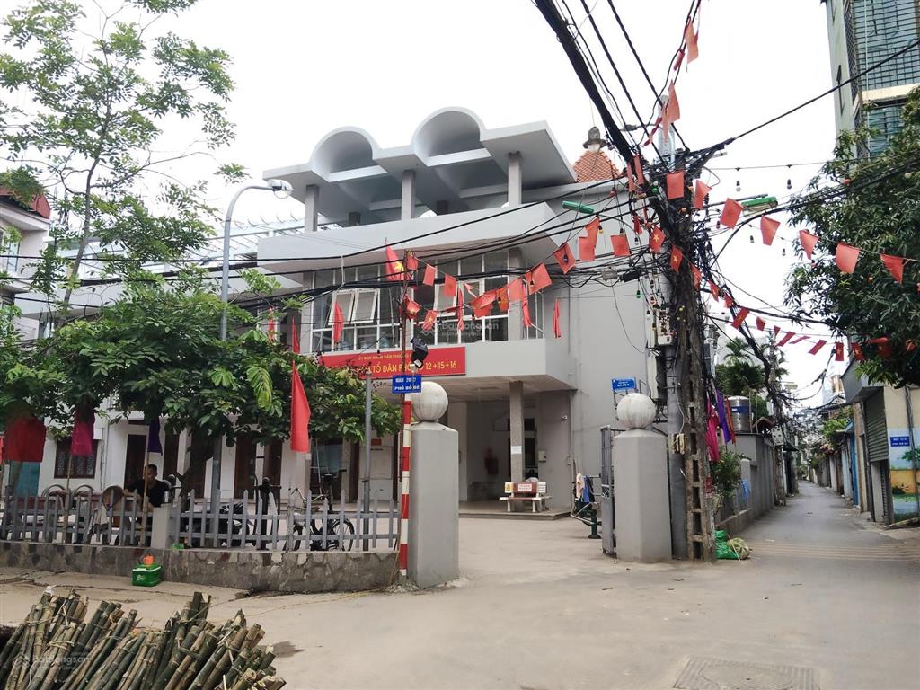 Bán gấp lô đất hiếm bồ đề 143m2 mt 5.7m oto tránh bá gác ngõ thông ra hồ. cách 10m ra phố hồng tiến