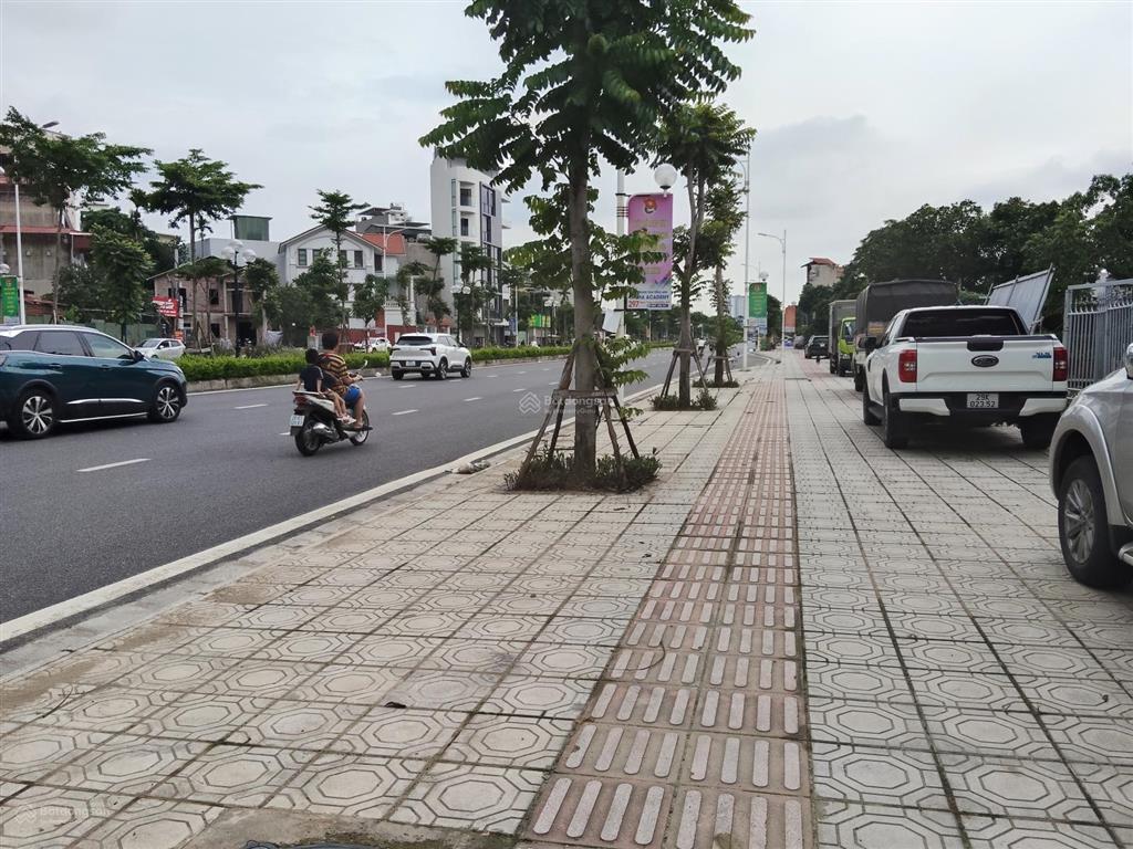 Cần bán đất phố hồng tiến, bồ đề,chào bán 23 tỷ có tl, 50 m2, mặt tiền rộng .đường 40m vỉa hè 5m