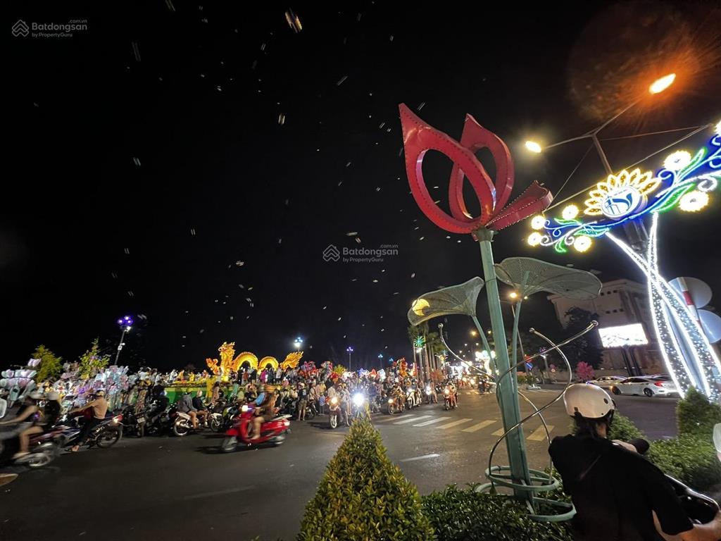 Bán nhà 133,3m2, giá 2,6 tỷ tl, chợ đêm bờ sông bạch đằng, phường phú cường, tptdm, bình dương