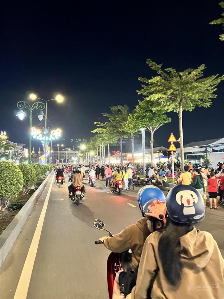 Bán nhà 133,3m2, giá 2,6 tỷ tl, chợ đêm bờ sông bạch đằng, phường phú cường, tptdm, bình dương