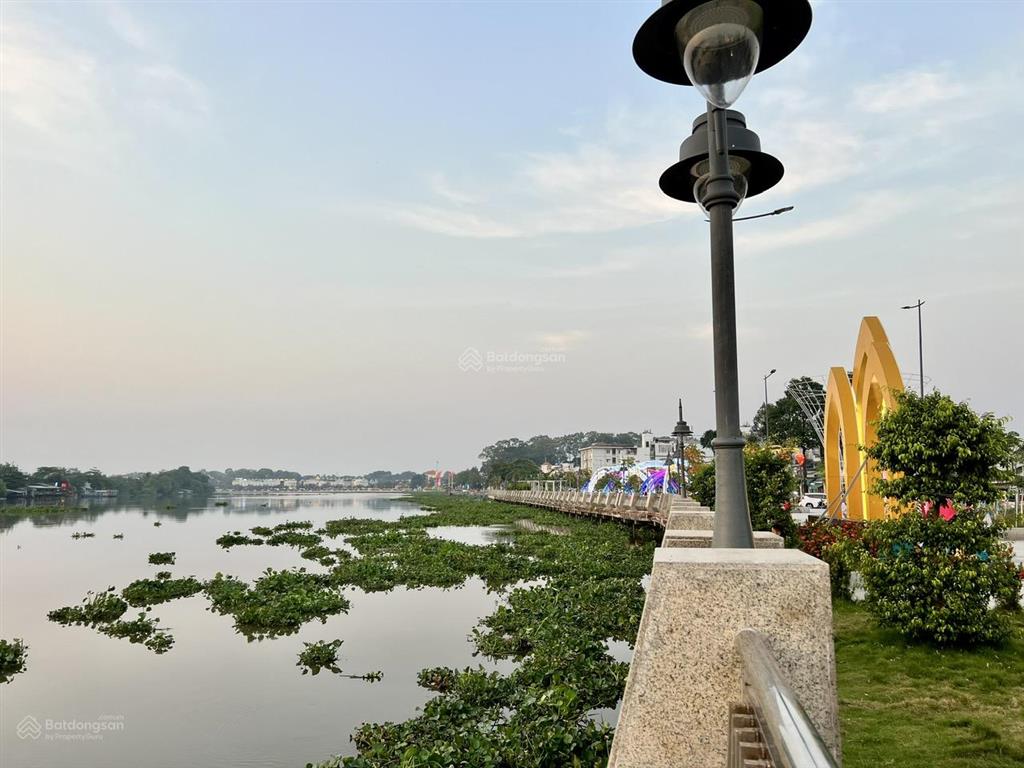 Bán nhà 133,3m2, giá 2,6 tỷ tl, chợ đêm bờ sông bạch đằng, phường phú cường, tptdm, bình dương