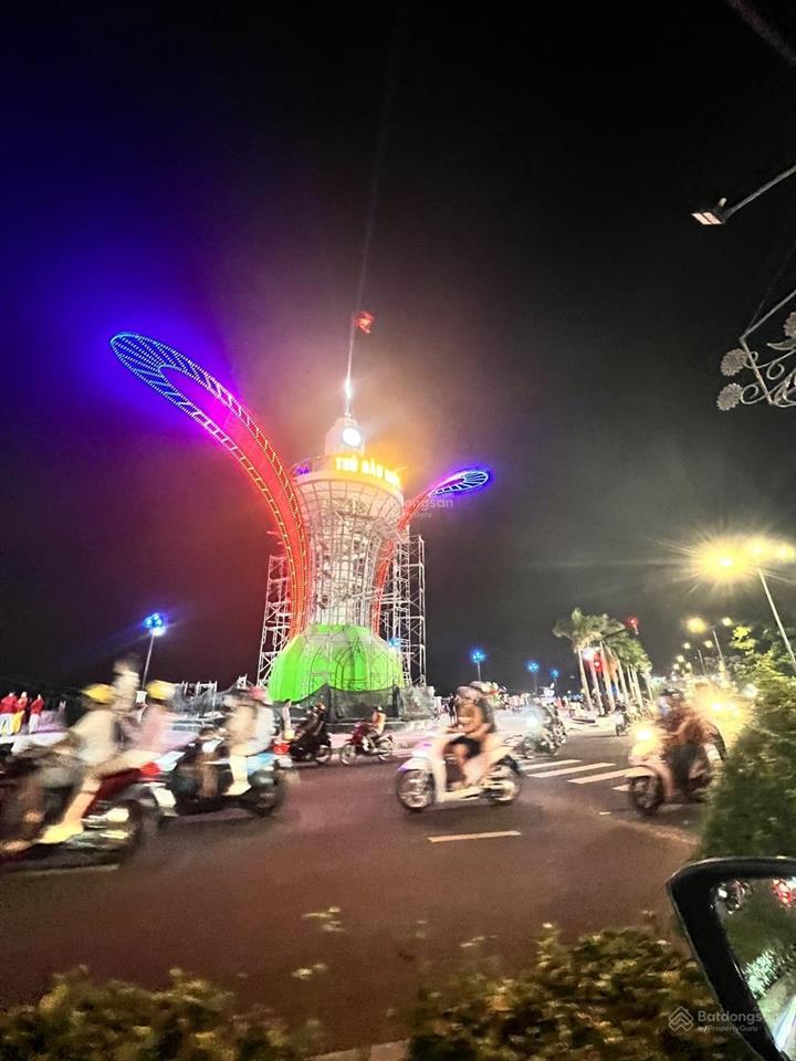 Bán nhà 133,3m2, giá 2,6 tỷ tl, chợ đêm bờ sông bạch đằng, phường phú cường, tptdm, bình dương