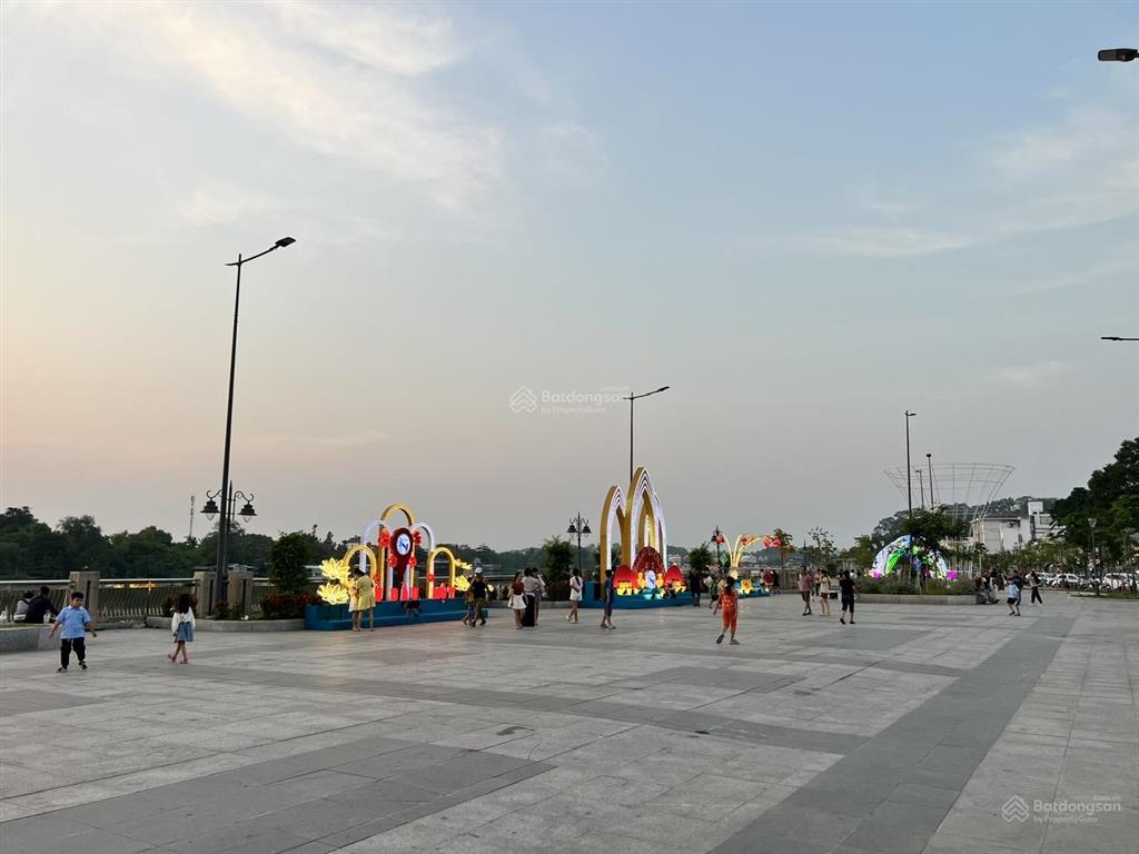 Bán nhà 133,3m2, giá 2,6 tỷ tl, chợ đêm bờ sông bạch đằng, phường phú cường, tptdm, bình dương