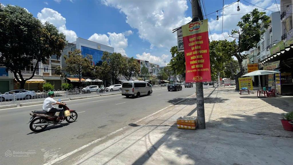 Cho thuê nhà mặt tiền đường tên lửa 13 x 22m vị trí siêu đẹp