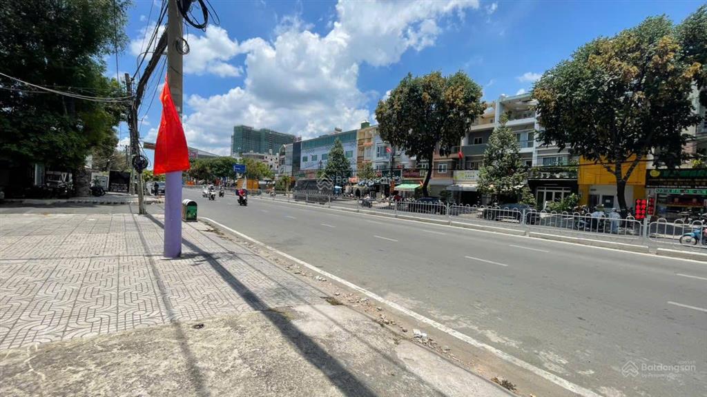 Cho thuê nhà mặt tiền đường tên lửa 13 x 22m vị trí siêu đẹp