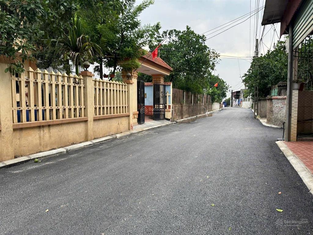 Lô đất full thổ, vuông như cọc tiền. 2 xe ô tô tránh nhau, chạy vòng quanh. đường trải nhựa