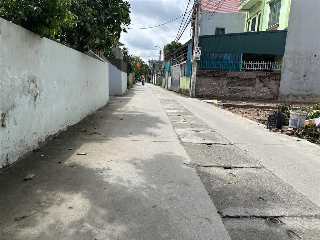 Lô đất có 102 tại tổ 9 quang minh. tương lai 2 mặt tiền. đất full thổ, đường 2 ô tô tránh nhau