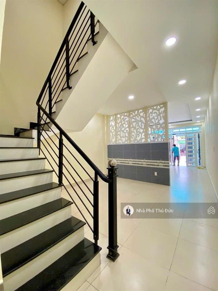 Nhà 2 tầng  tây hoà  sát xa lộ hà nội  gần ga metro phước long