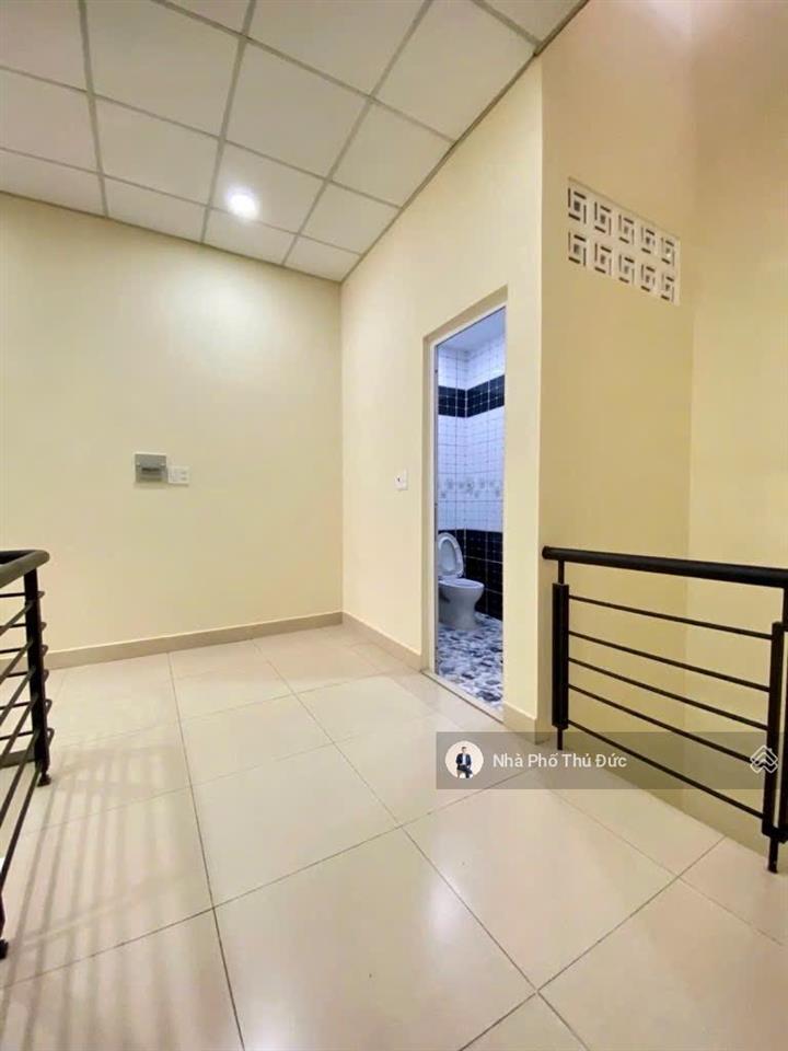 Nhà 2 tầng  tây hoà  sát xa lộ hà nội  gần ga metro phước long