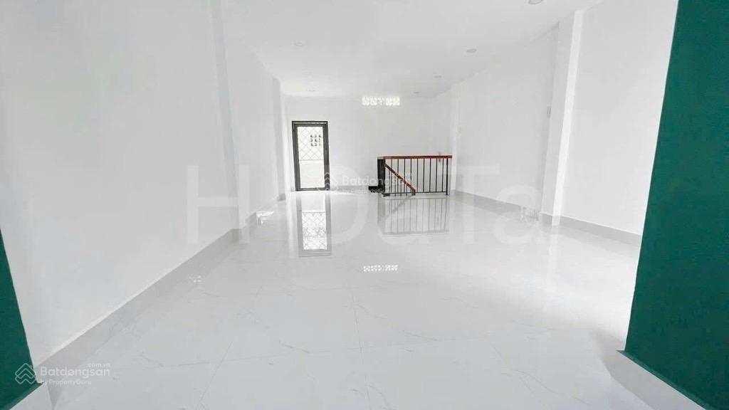 Bán nhà q.10  hẻm kinh doanh ngay chợ hoa  4 tầng  ngang 4,2  cho thuê 20tr/ tháng chỉ 9,8 tỷ