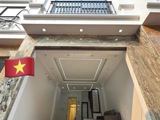Cầu giấy  nhà mới đẹp, mặt tiền rộng, thang máy, nội thất xịn, full tiện ích,gần oto  ở sướng