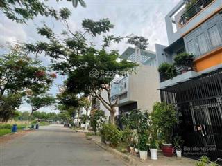 Cực ngộp, cần bán gấp lô 100m2 giá 2tỷ2 thuộc kdc bình nguyên, ngay đối diện làng đại học