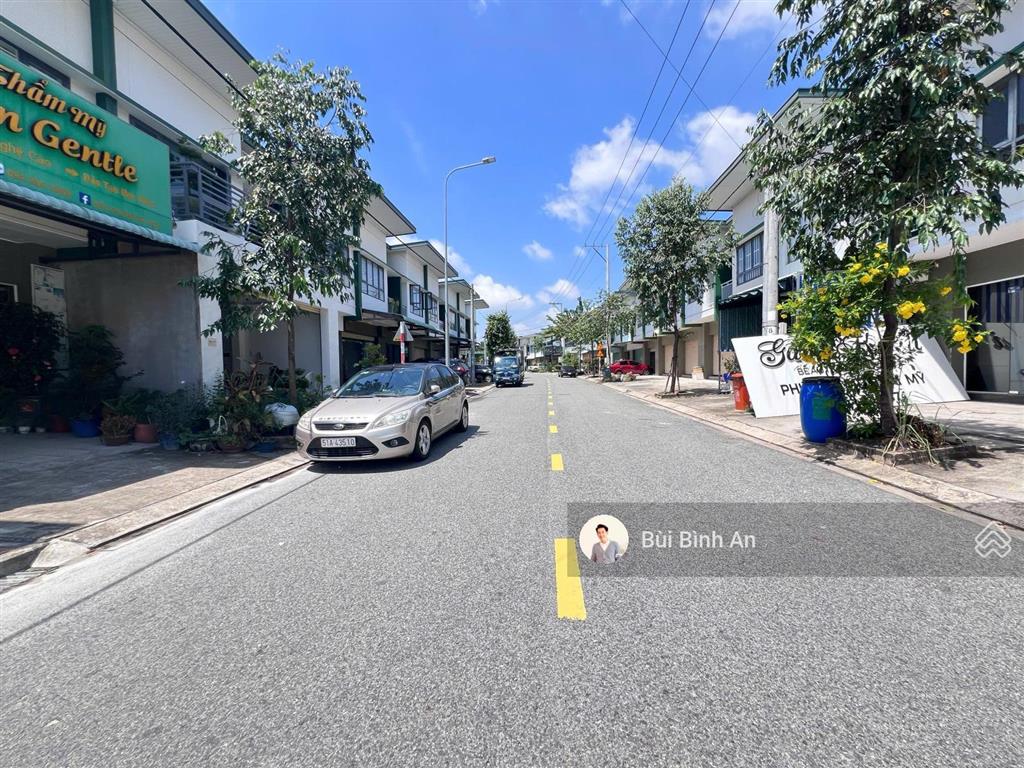 Bán căn shophouse 2 tầng, 120m2 full thổ cư, trục đường d4s đẹp nhất tại kđt oasis, giá 2.4 tỷ