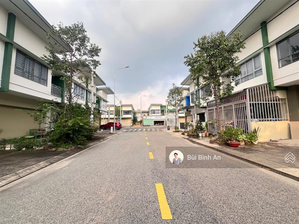 Bán căn shophouse 2 tầng, 120m2 full thổ cư, trục đường d4s đẹp nhất tại kđt oasis, giá 2.4 tỷ