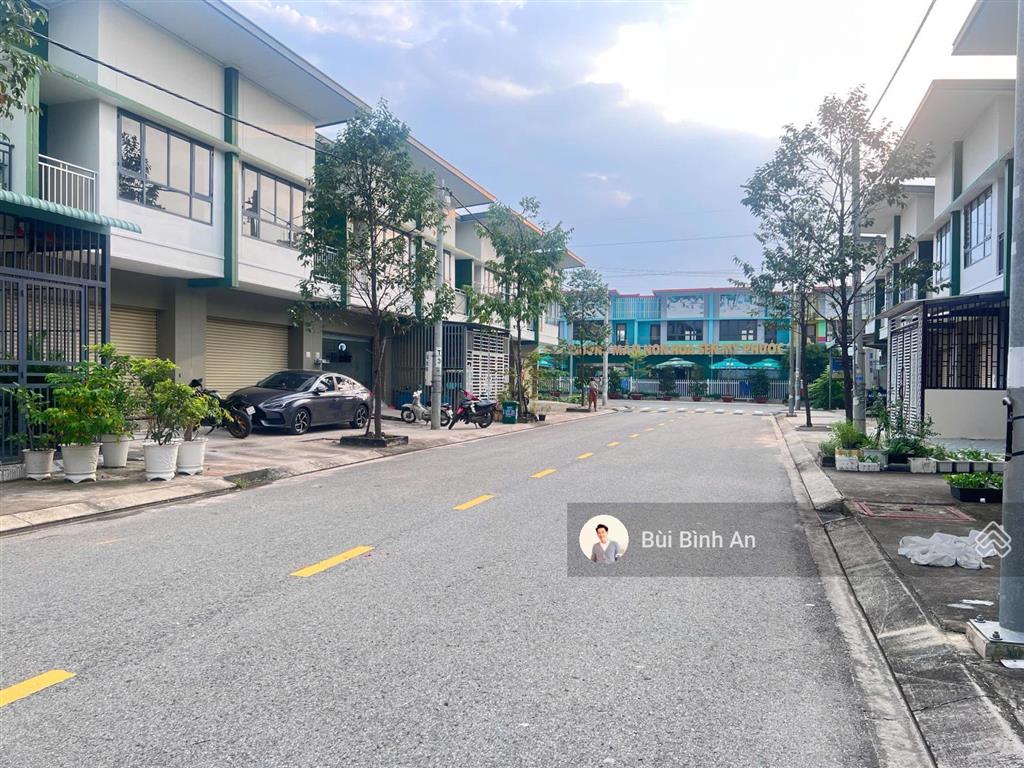 Bán căn shophouse 2 tầng, 120m2 full thổ cư, trục đường d4s đẹp nhất tại kđt oasis, giá 2.4 tỷ